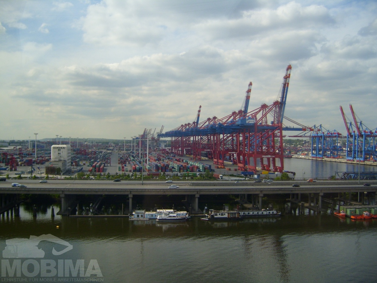 Blick auf das Eurogate Terminal im Hamburger Hafen