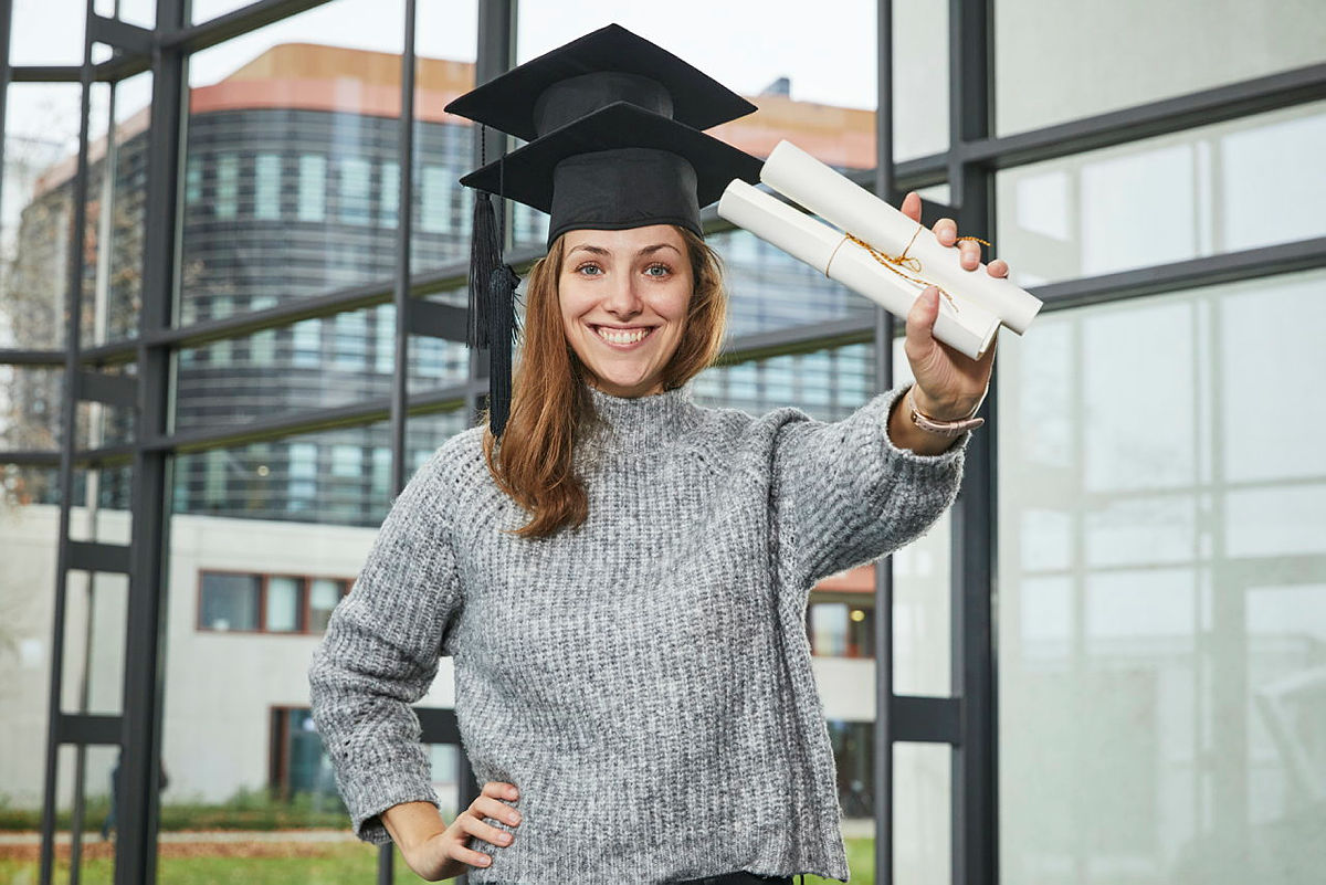 Studentin mit erfolgreichem Abschluss