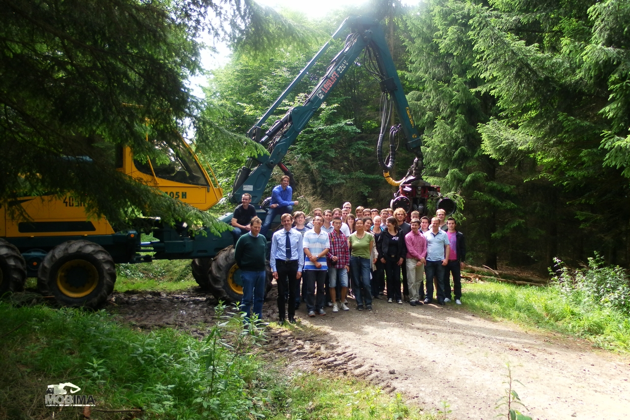 Gruppenfoto vor dem Harvester