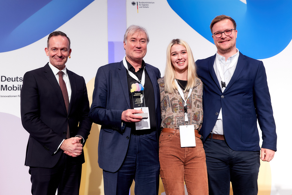 Preisträger Kategorie Digital Transformation and Data-Driven Mobility MobileCityGame mit Bundesminister Dr. Volker Wissing 